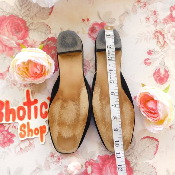 Vintage Black Velvet Mules With a Gold Flower - Picture 4 of 7